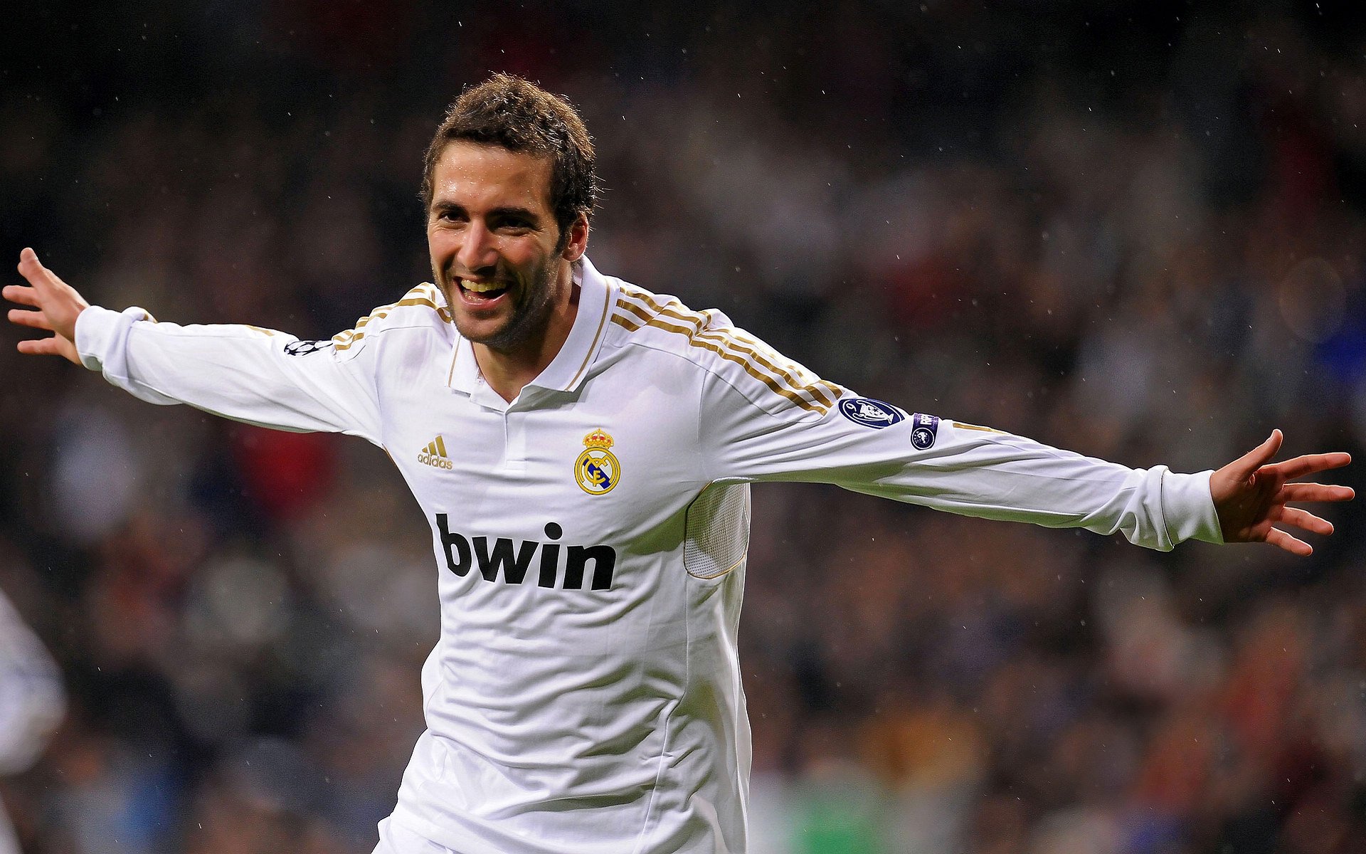 黄潜硬仗显本色，阿克火热状态成关键—比利亚雷亚尔力克卡塔尔劲旅的战术启示