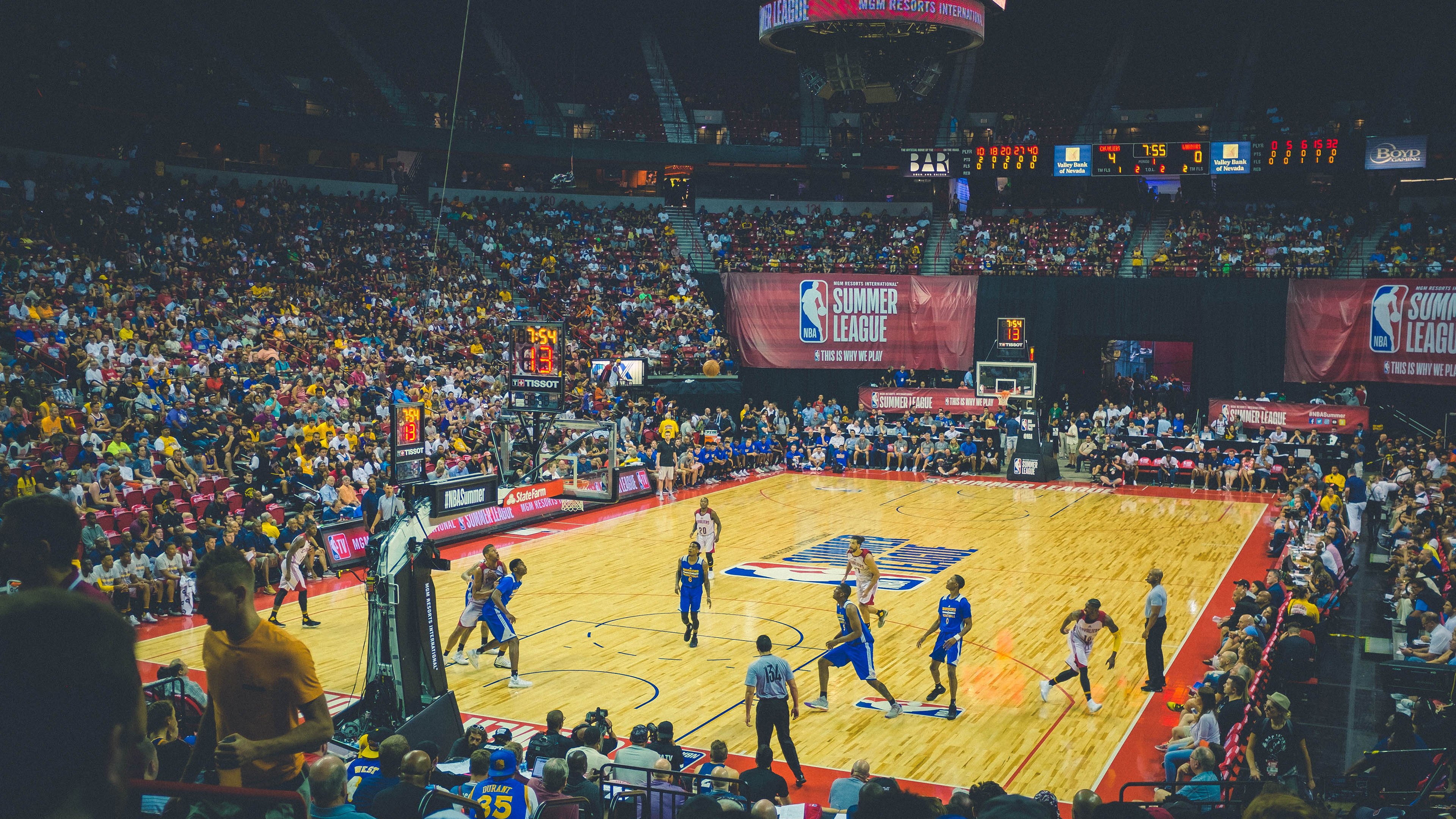 布克决胜时刻显英雄本色，奇才力克浙江队展现唯一性对决