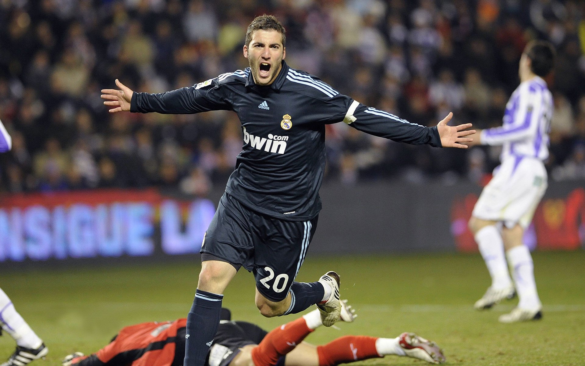 范戴克状态火热，利物浦能否在比利时鏖战中击沉银河战舰？